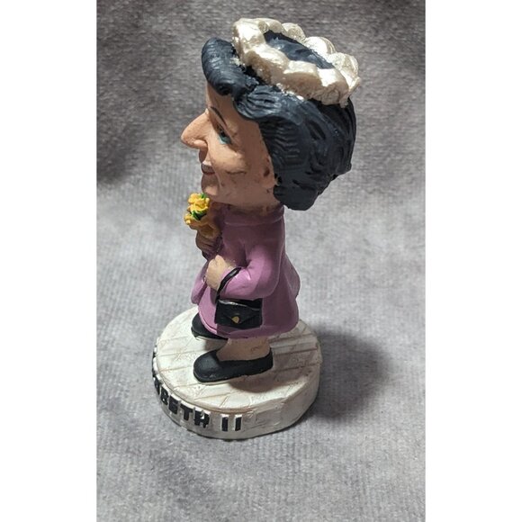 Queen Elizabeth II Mini Figure - Picture 16 of 16